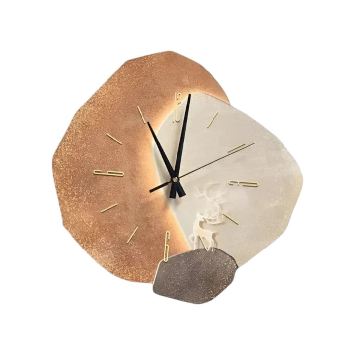 Wanduhr mit organischer Mondform in minimalistischem Design an der Wand