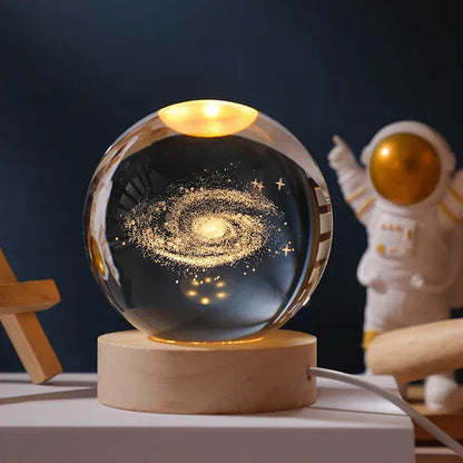 Leuchtende Kristallkugel mit 3D-Universum für Schlafzimmer und Wohnzimmer