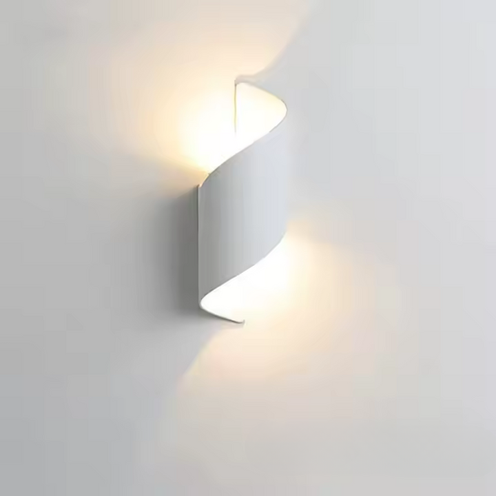 Moderne schwarze Wandlampe mit organischem Design und skulpturaler Lichtwirkung