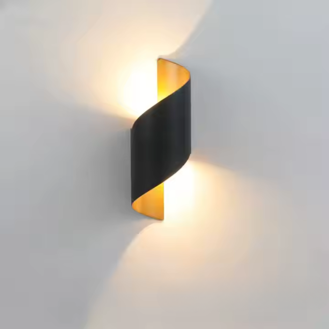 Moderne schwarze Wandlampe mit organischem Design und skulpturaler Lichtwirkung