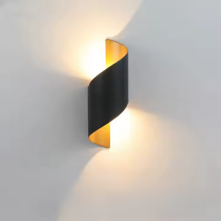 Moderne schwarze Wandlampe mit organischem Design und skulpturaler Lichtwirkung