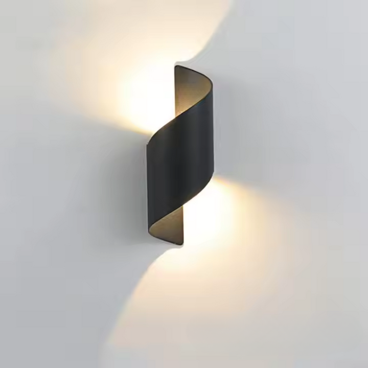 Moderne schwarze Wandlampe mit organischem Design und skulpturaler Lichtwirkung
