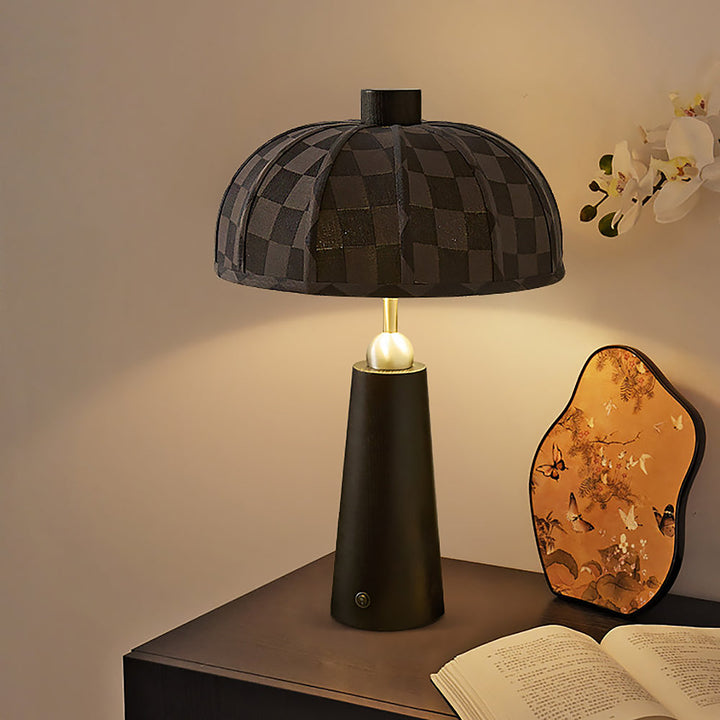 Detail des Holzfußes der Tischlampe in natürlicher Maserung