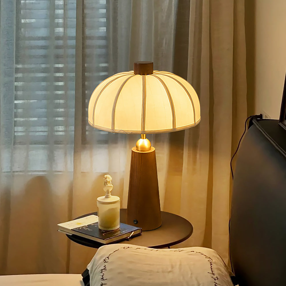 Tischlampe mit natürlichem Holzfuß und strukturiertem Stoffschirm