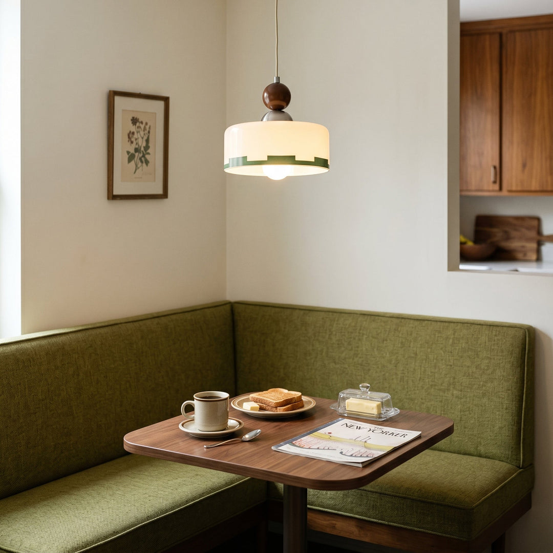 Pendelleuchte mit Glasschirm und Holzdetails in Vorderansicht