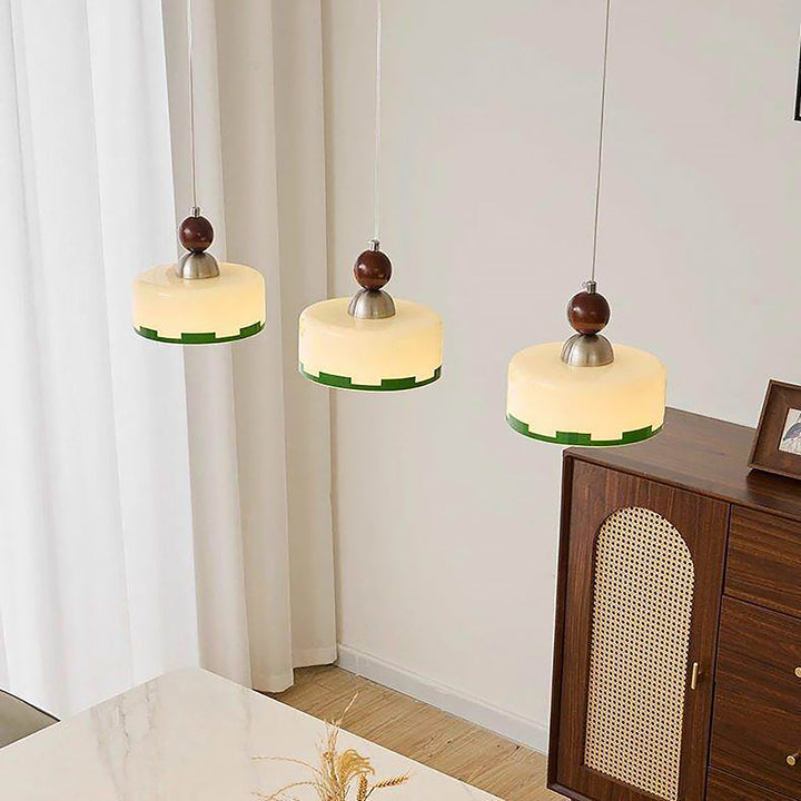 Pendelleuchte aus Glas und Holz mit sichtbarer Aufhängung