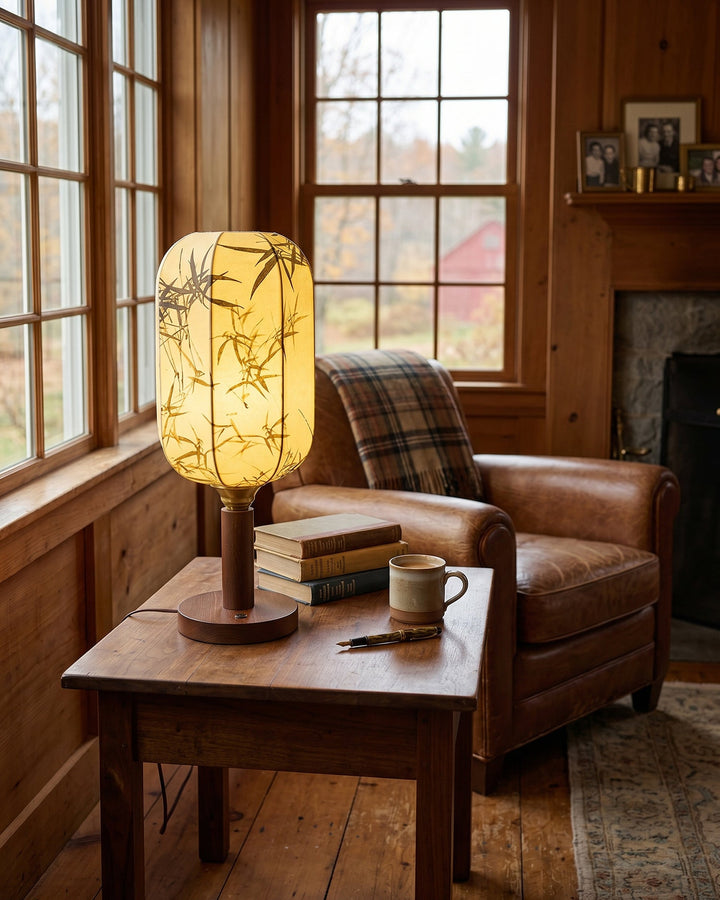 Komplette Tischlampe aus Holzoptik mit Stoffschirm in eleganter, zeitloser Form