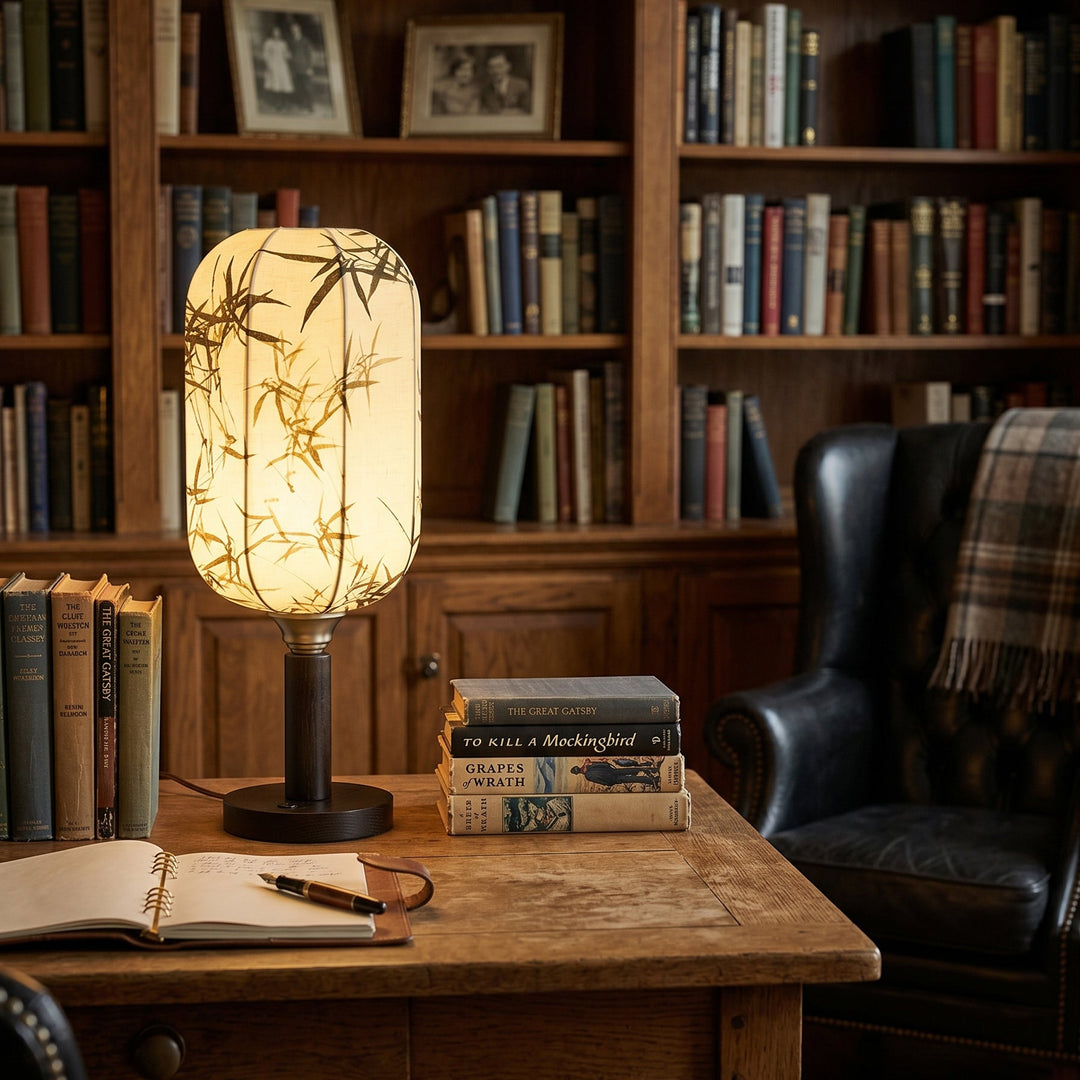 Detail des hellen Stoffschirms der Tischlampe mit feiner Struktur