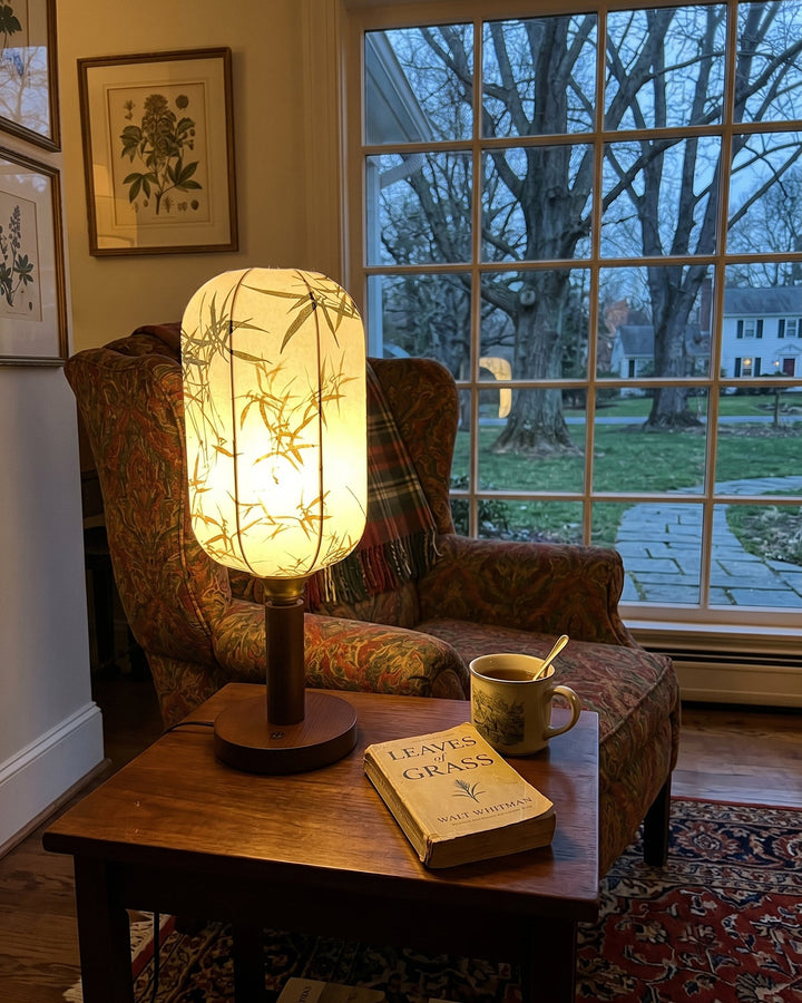 Schrägansicht der Tischlampe mit Walnussoptik und Stoffschirm