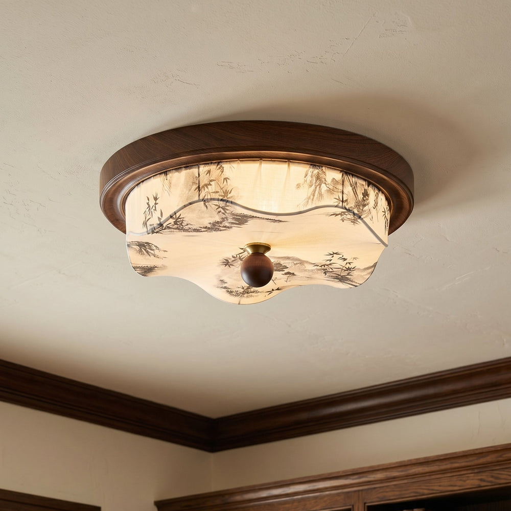 Deckenlampe mit rundem Stoffschirm und Holzakzent in heller Wohnraumansicht