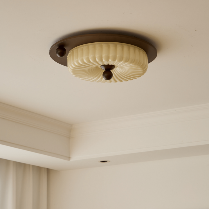 Deckenlampe aus Glas mit LED in flacher Bauform und sauberem Finish