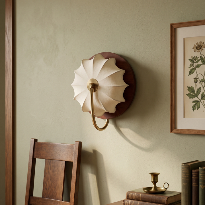 Wandleuchte aus Stoff und Holz als stimmungsvolle Beleuchtung im Wohnzimmer