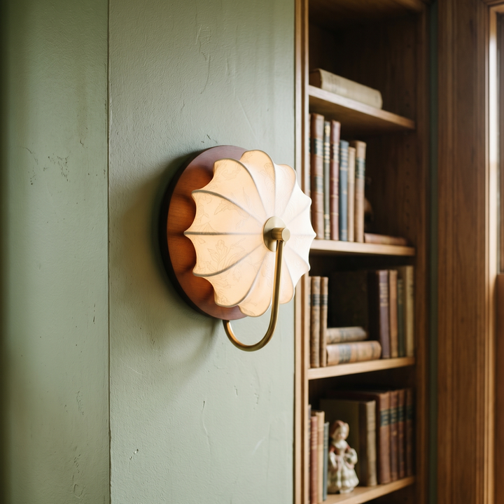 Moderne Wandleuchte mit Stoffschirm und Holzdetail in seitlicher Ansicht