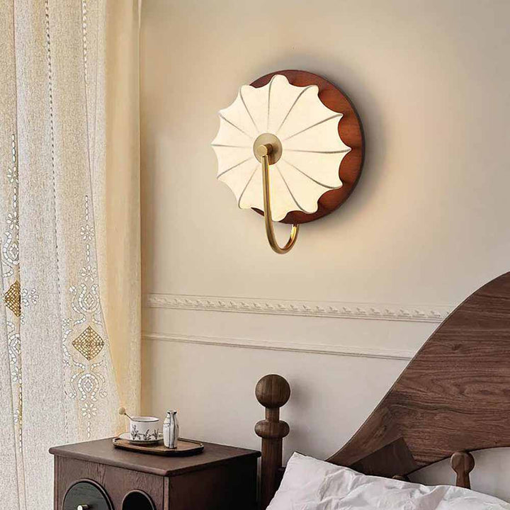 Minimalistische Wandlampe aus Stoff und Holz in modernem Wohnambiente