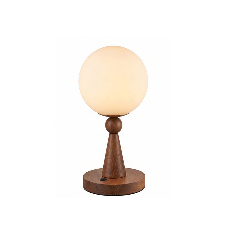 Tischlampe mit Holzfuß und kugelförmigem Glasschirm auf weißem Hintergrund
