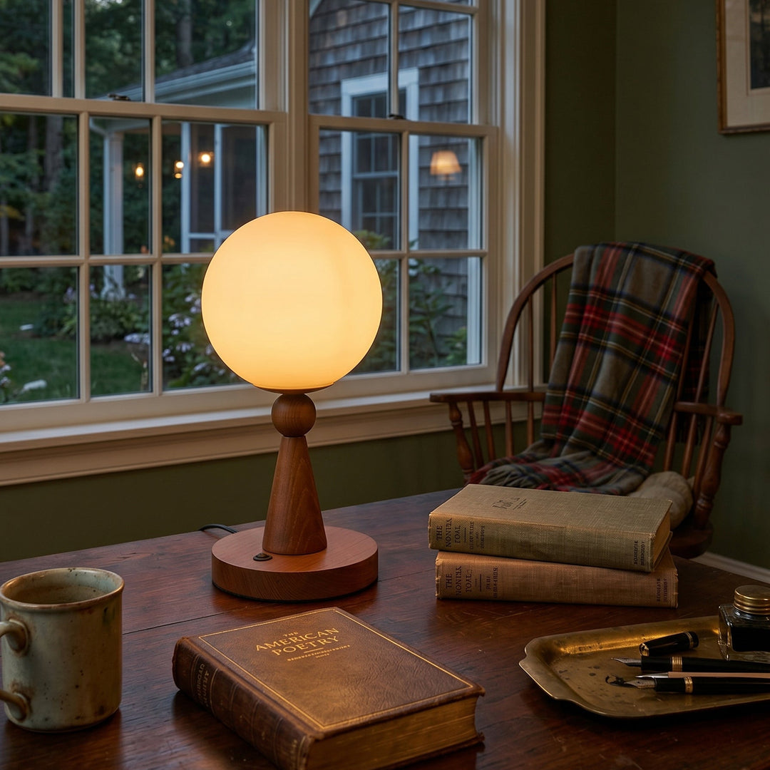 Moderne Tischlampe aus Holz und Glas in Kugelform frontal fotografiert