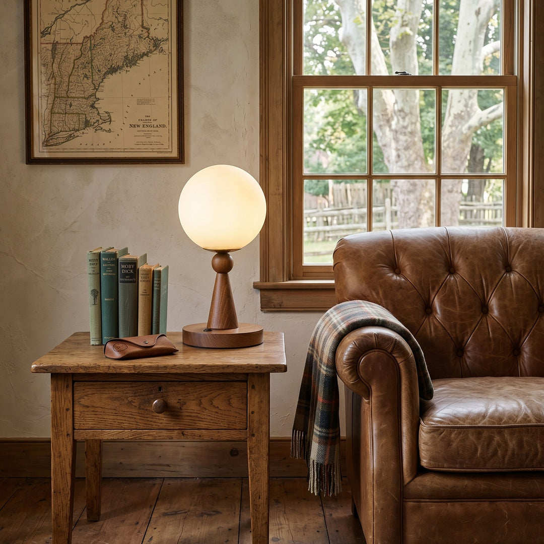 Elegante Tischlampe mit kugeligem Glasschirm und warmem Design
