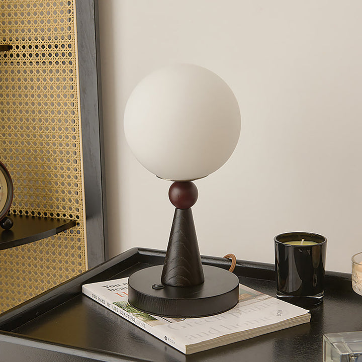 Tischlampe aus Holz und Glas im minimalistischen modernen Stil