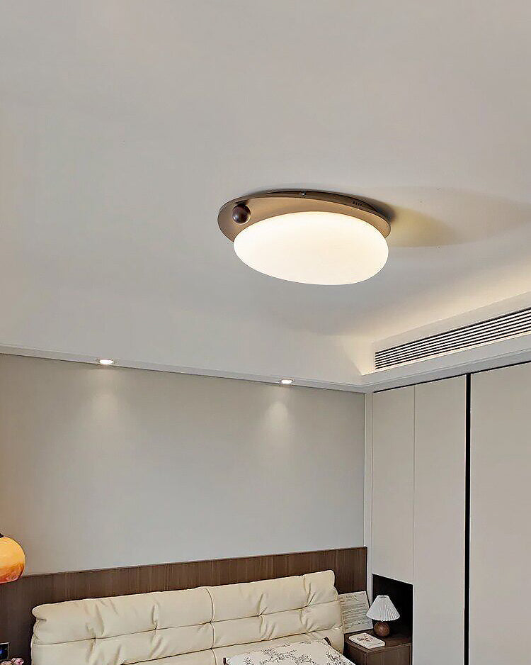 Deckenleuchte mit integrierter LED aus Holz und Metall seitlich gezeigt