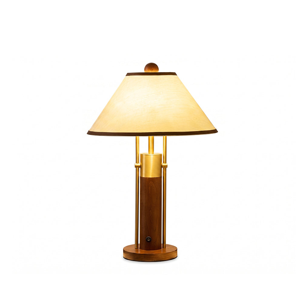 Tischlampe aus Holz und Metall mit hellem Stoffschirm auf weißem Hintergrund