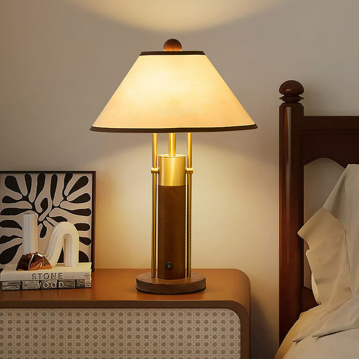 Moderne Tischlampe mit Holzfuß, Metallakzenten und zylindrischem Stoffschirm
