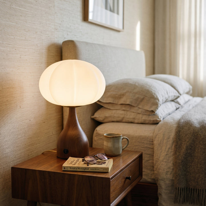 Moderne Tischlampe aus geriffeltem Glas in runder Form mit Holzoptik-Sockel