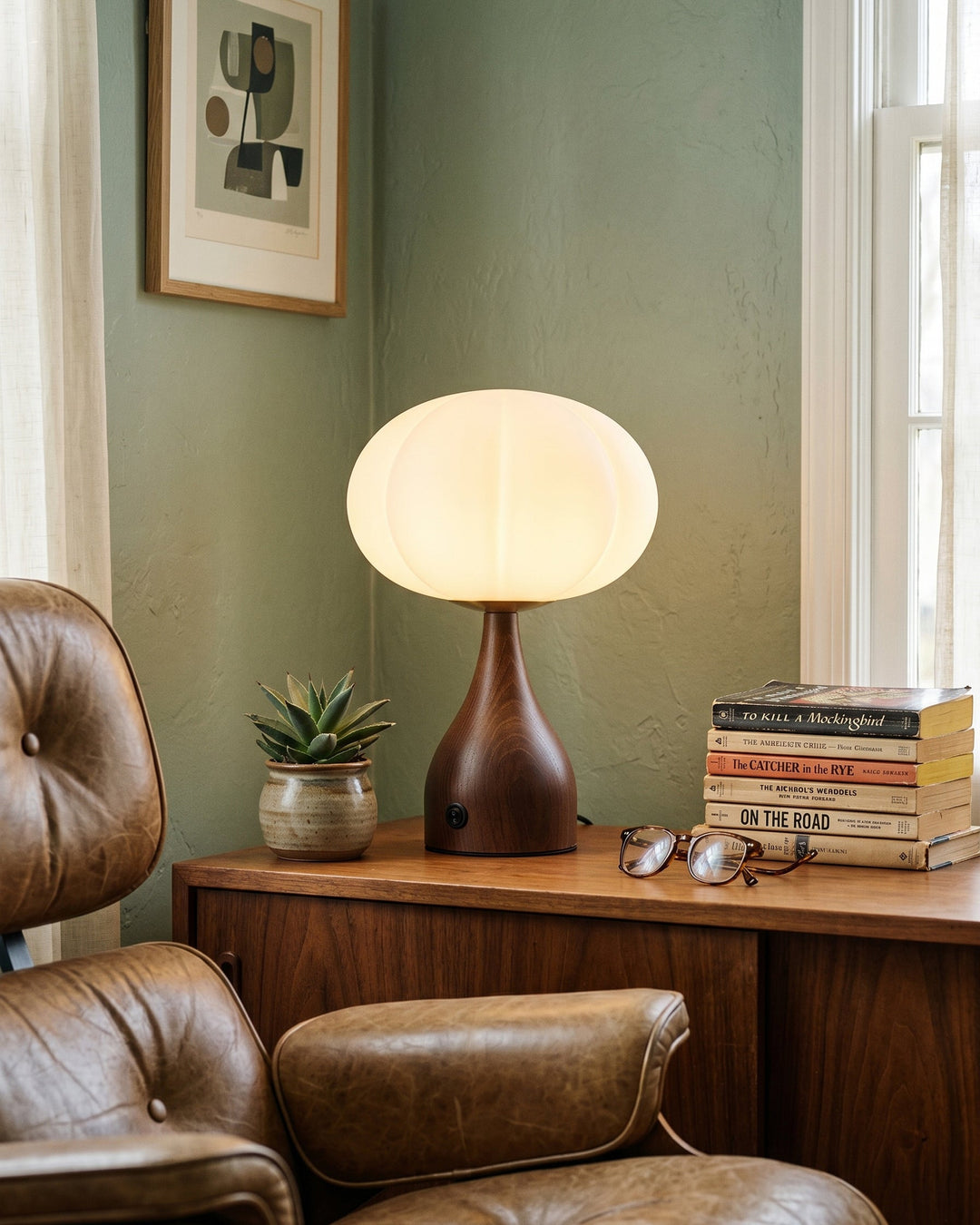 Dekorative Tischlampe mit geriffelter Glasoberfläche und eleganter Walnussoptik