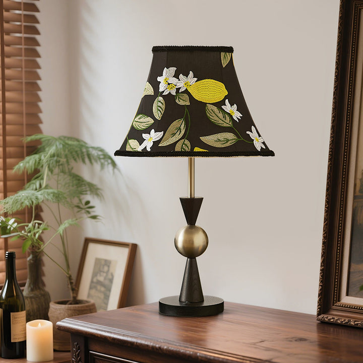 Holz-Tischlampe mit Stoffschirm als Nachttischlampe im Schlafzimmer