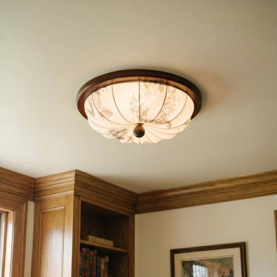 Deckenlampe mit rundem Stoffschirm und natürlichem Holzrahmen