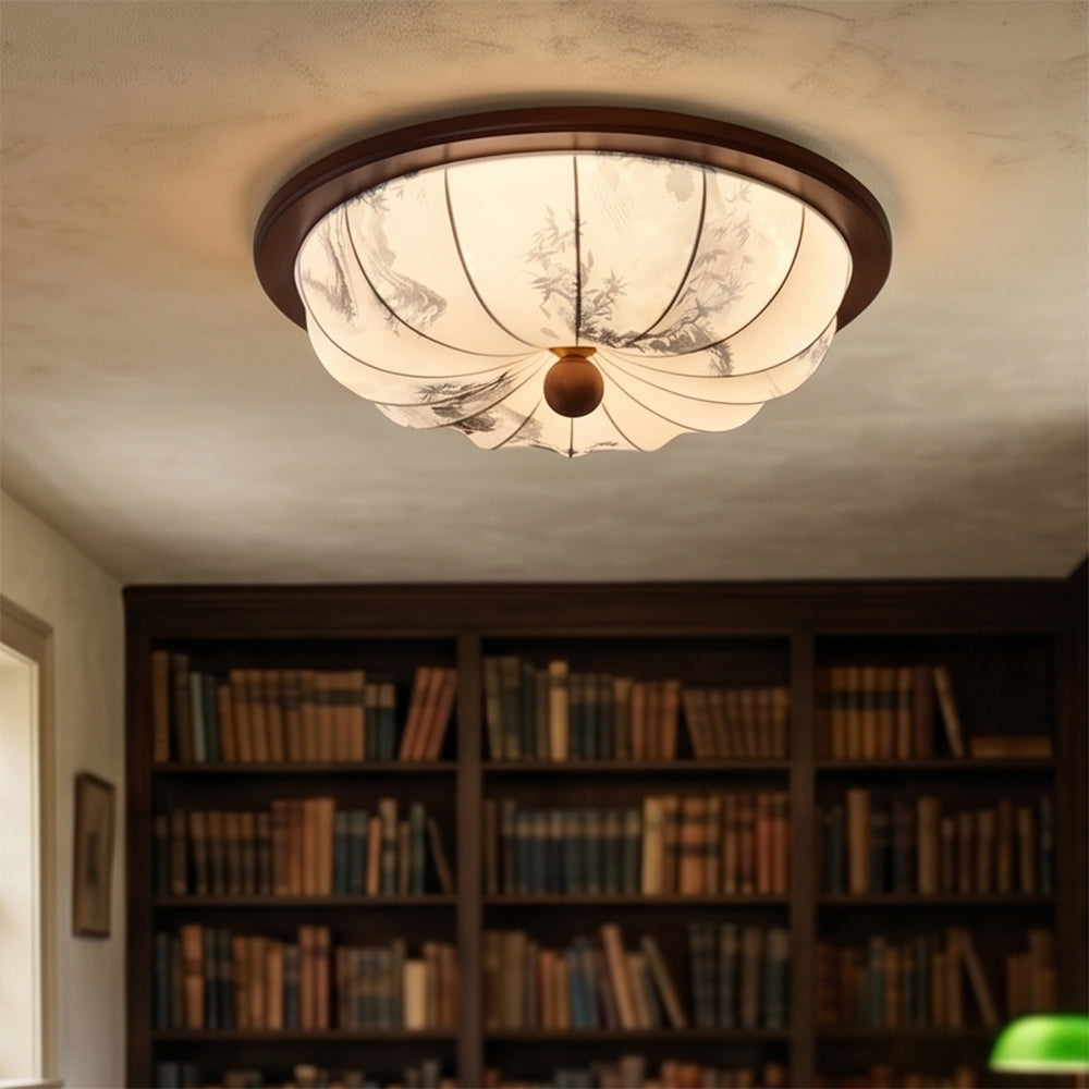 Moderne Deckenleuchte mit hellem Stoffschirm und warmem Holzton