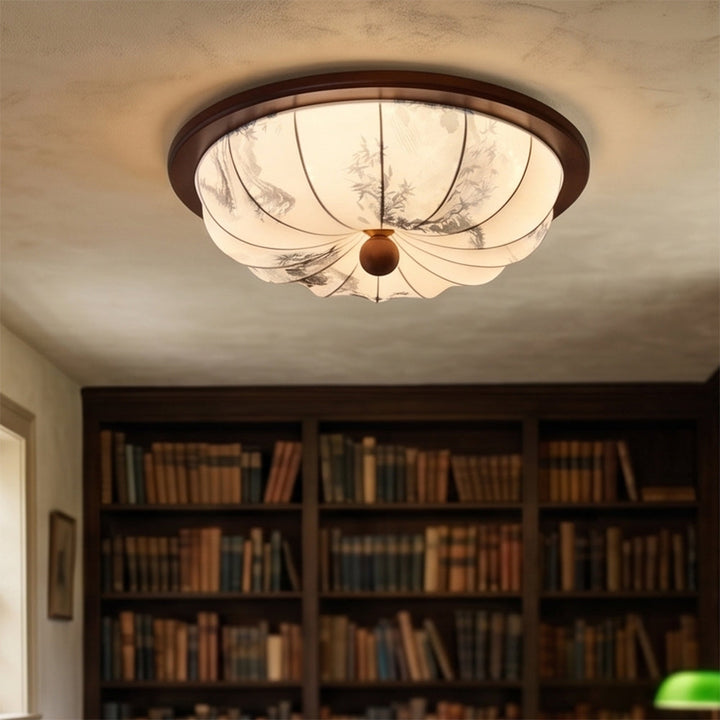 Moderne Deckenleuchte mit hellem Stoffschirm und warmem Holzton