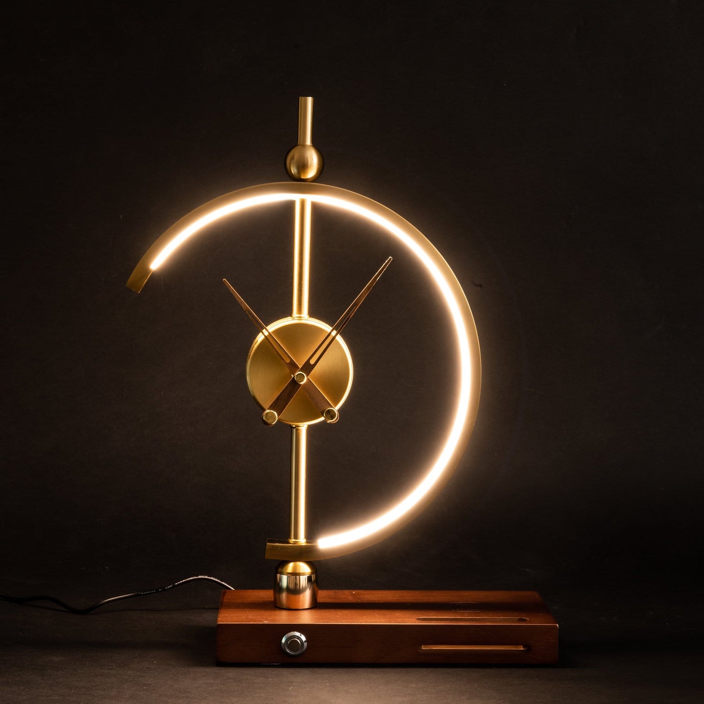 Moderne LED-Tischlampe mit Uhr und kabelloser Ladefunktion