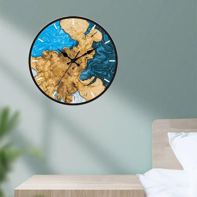Moderne Wanduhr aus Acryl mit Holzmaserung und geräuschlosem Uhrwerk