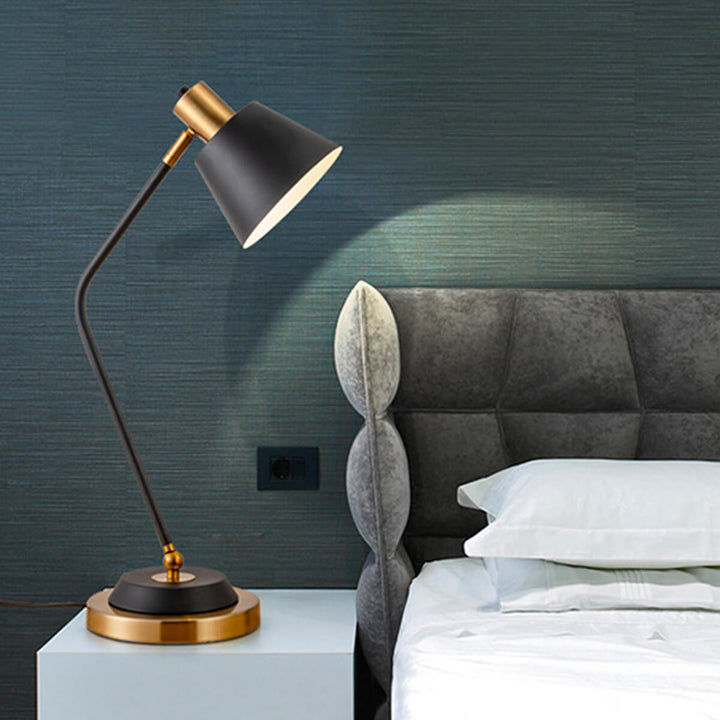 Wandleuchte aus Eisen mit modernem, schlichtem Design