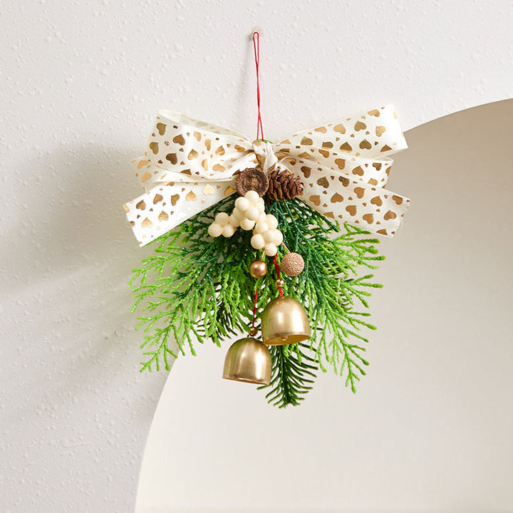 Weihnachtsdekoration mit einem geschmackvollen Kranz für die Festtage