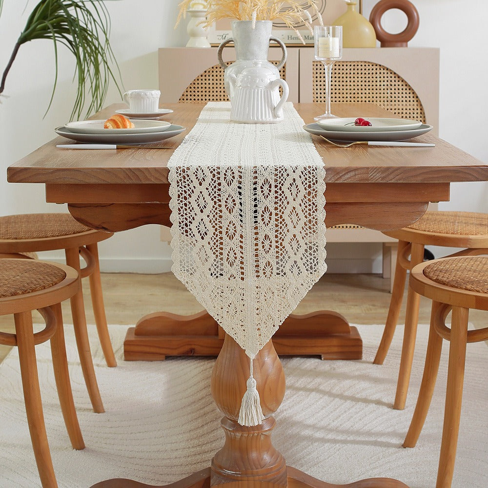 Tischläufer mit Häkelmuster für eine einladende Tafel