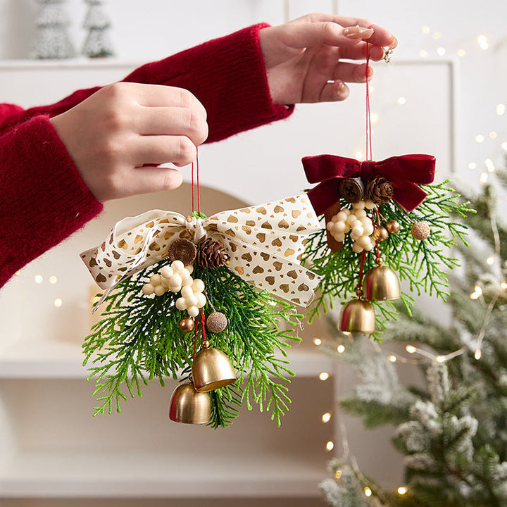 Dekorativer Weihnachtskranz als festliche Dekoration für die Tür