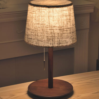 Nordische Tischlampe aus Walnussholz mit Stoffschirm
