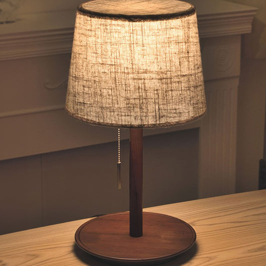 Nordische Tischlampe aus Walnussholz mit Stoffschirm