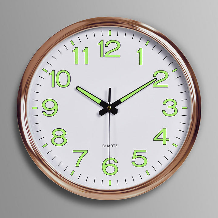 Leuchtende Wanduhr mit schlichtem Rahmen und ruhigem Laufwerk