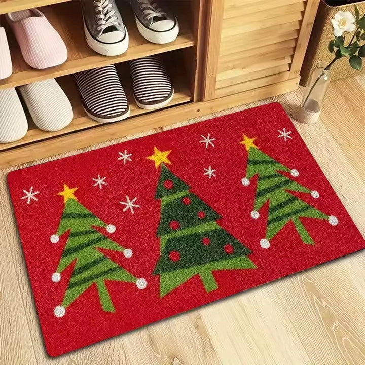 Festliche Fußmatte mit Weihnachtsmotiv vor einer Haustür
