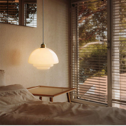 Pendelleuchte aus Milchglas im Mid-Century Stil mit Messingdetail