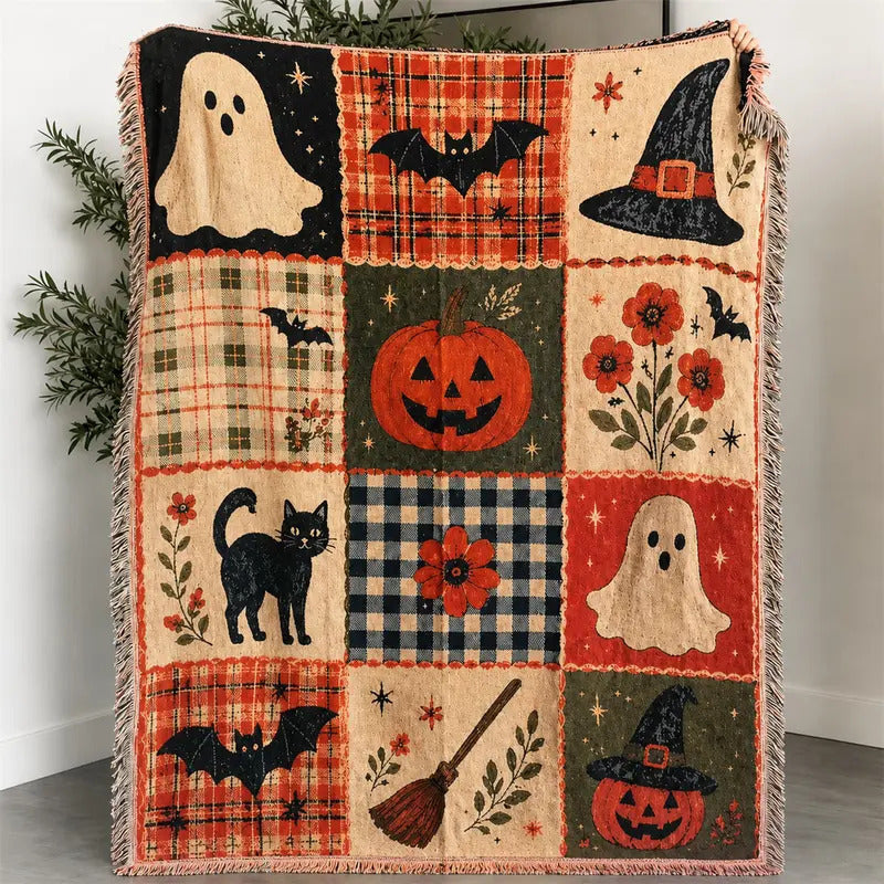 Halloween-Wurfdecke mit dekorativem Motiv auf einem Sofa