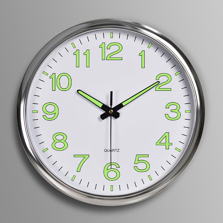 Moderne lautlose Wanduhr mit nachtleuchtenden Elementen an der Wand