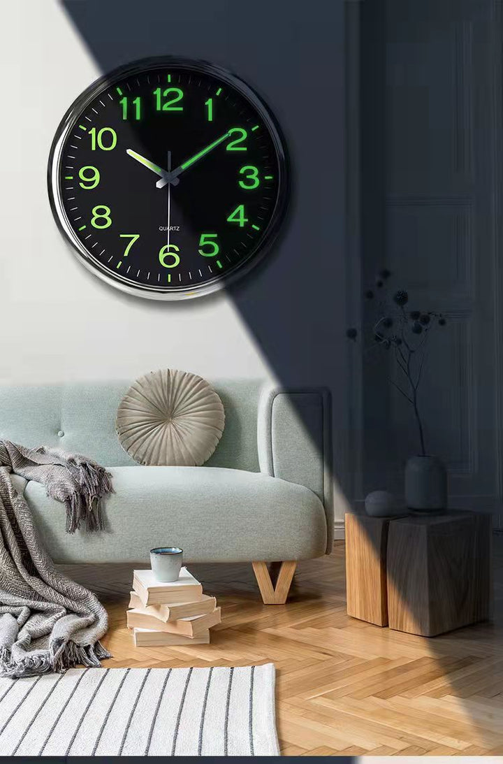 Detailansicht der 30 cm Wanduhr mit leuchtendem Zifferblatt