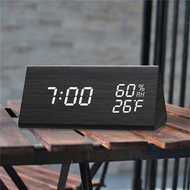 Tischuhr mit digitaler Temperaturanzeige und modernem Display