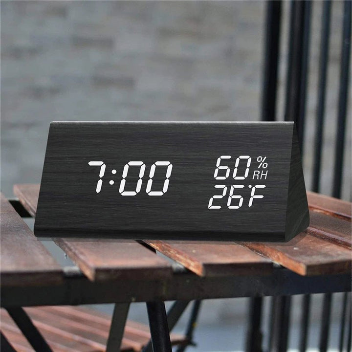 Tischuhr mit digitaler Temperaturanzeige und modernem Display