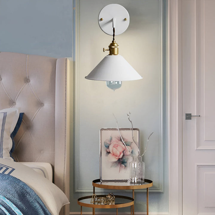 Retro Wandleuchte mit Metallkegel