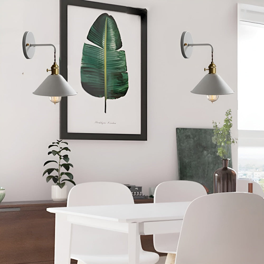 Retro Wandleuchte mit Metallkegel