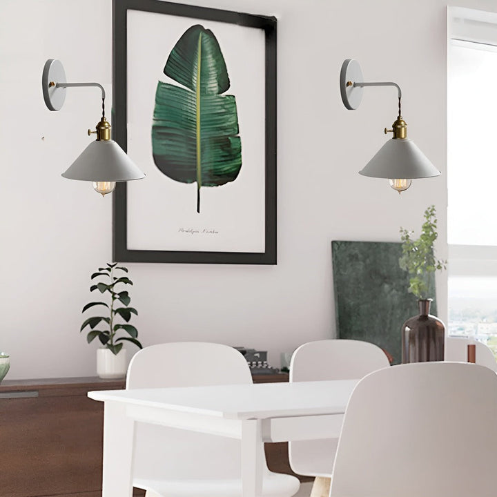 Retro Wandleuchte mit Metallkegel